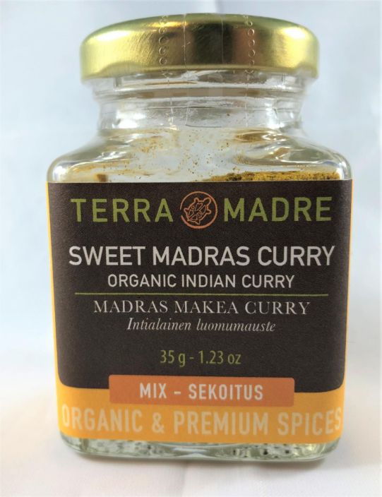 Luomu curry, makea Madras Reilun kaupan luomu curryn ainesosat mustapippuri, kurkuma ja inkivaari tulevat pienviljelijoilta